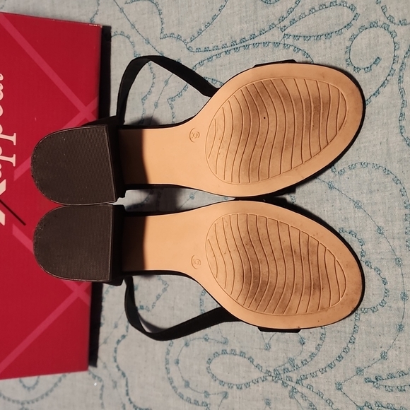 Women's size 6 black dress shoes. *45.1 - Picture 2 of 5